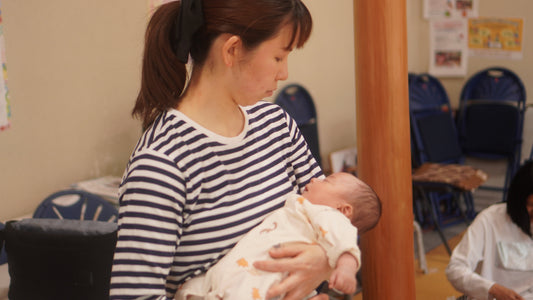 立って！　ママの手は治療機器？！　ママの手は名医